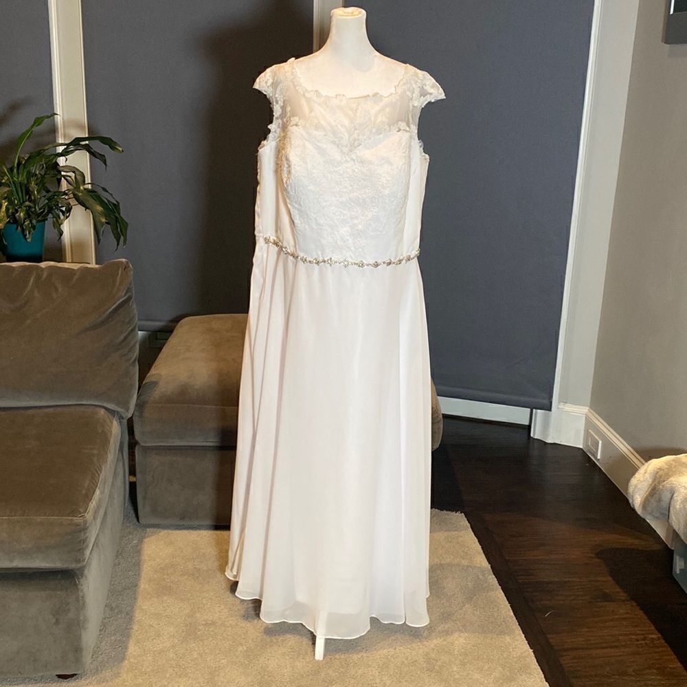 Women’s White Sleeveless Wedding Gown Zip Up with Sparkle Waist Size 3X NWOT
